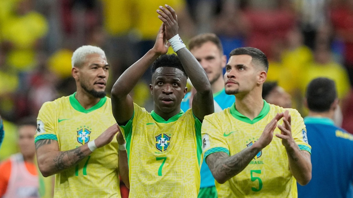 Futbalista Brazílie Vinicius Junior (uprostred) sa teší so spoluhráčmi z výhry