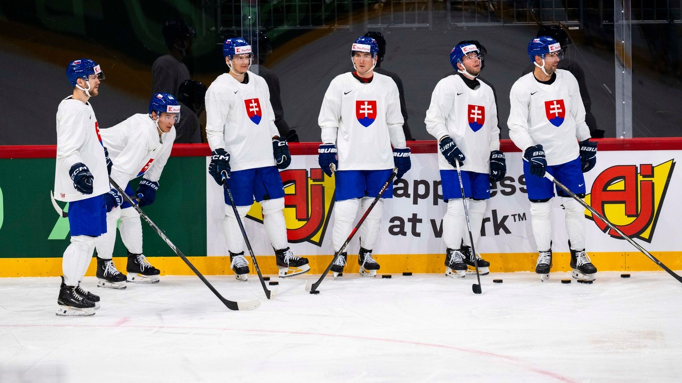 Hokejoví reprezentanti SR počas prvého tréningu slovenskej hokejovej reprezentácie pred otvorením majstrovstiev sveta v ľadovom hokeji.