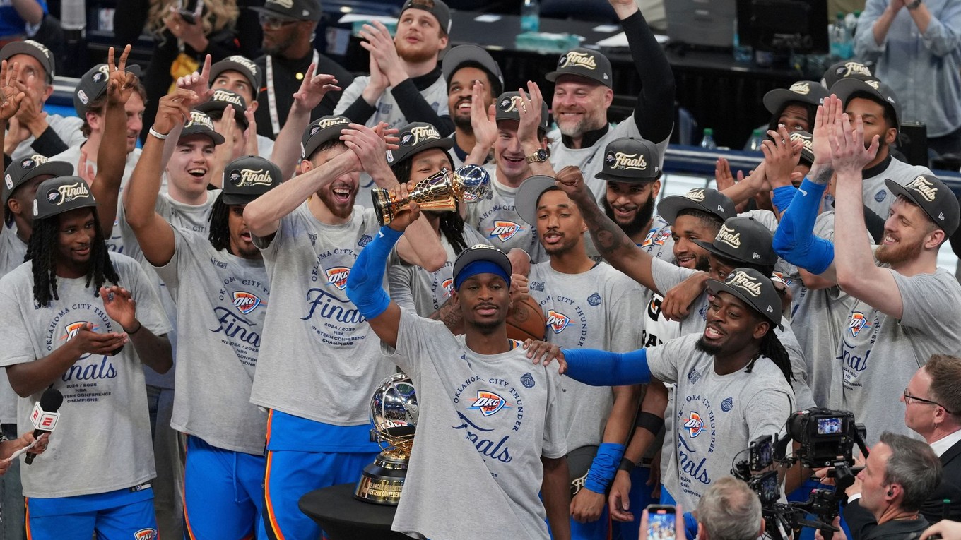 Basketbalisti Oklahoma City Thunder oslavujú postup do finále NBA.