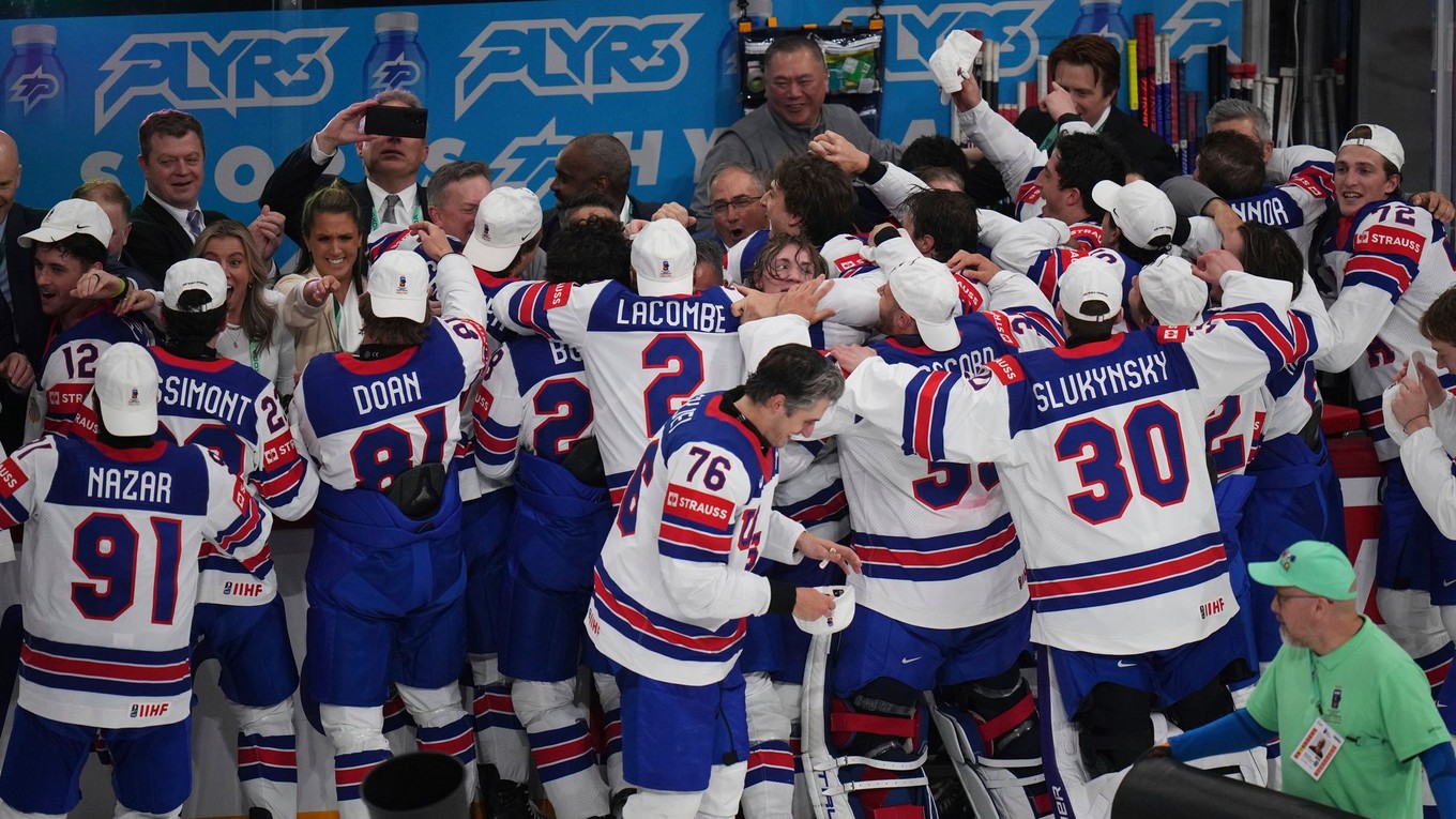 Americkí hráči oslavujú zisk titulu po ich víťazstve nad Švajčiarskom 1:0 po predĺžení  zápasu vo finále Švajčiarsko - USA na MS v hokeji 2025.