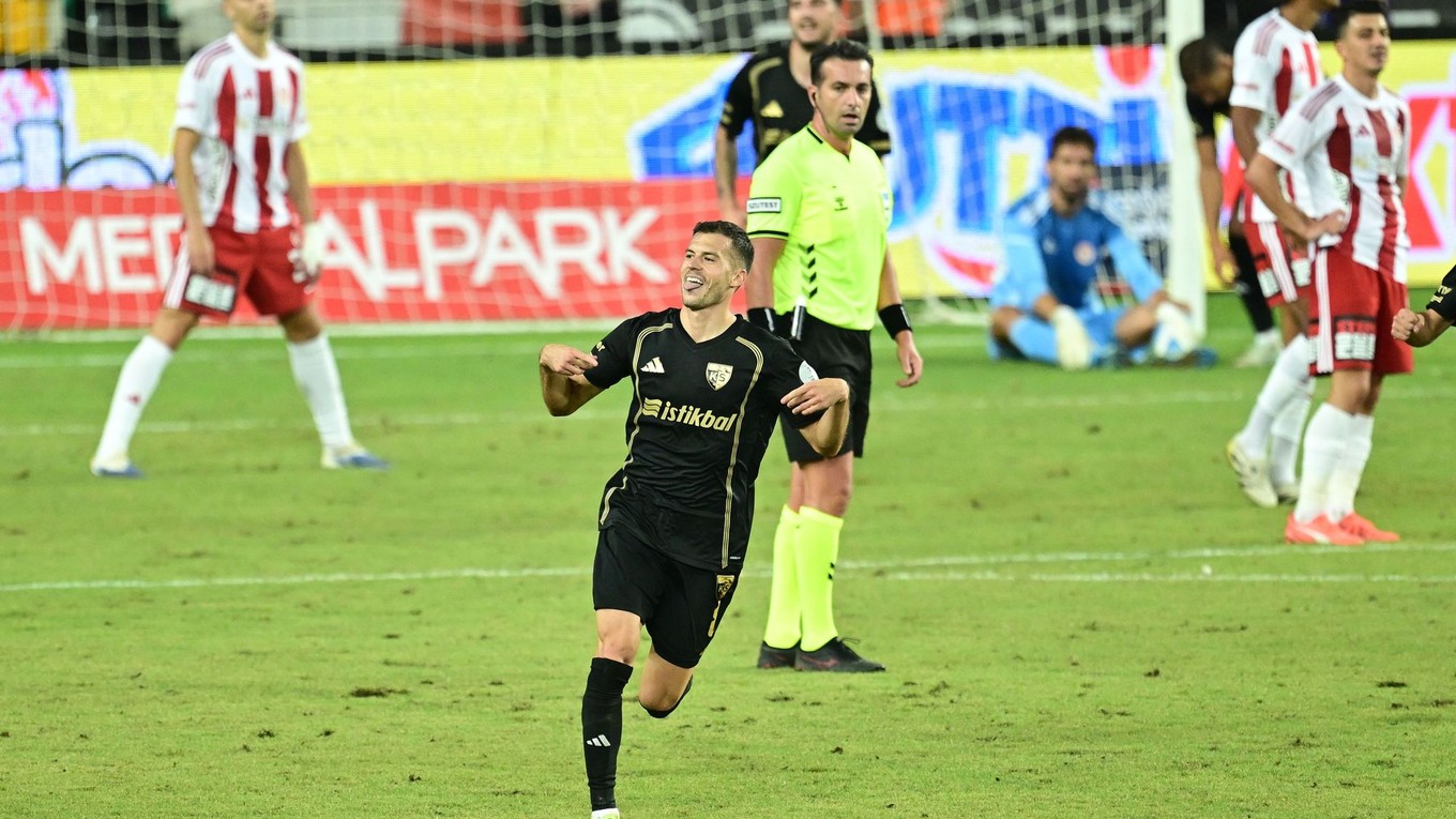 Slovenský futbalový reprezentant v drese Kayserisporu László Bénes sa teší z vyrovnávajúceho gólu na 1:1 v zápase 6. kola najvyššej tureckej ligy.
