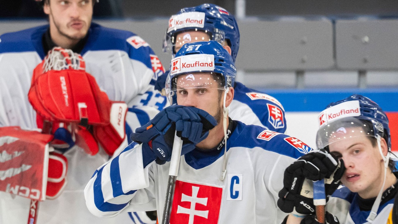 Slovenskí hokejisti po prehre s Nemeckom.