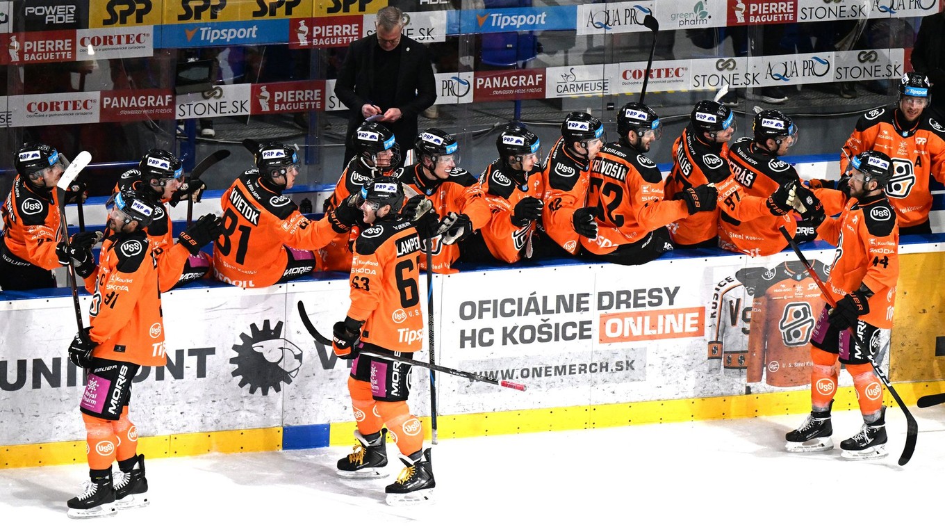 Gólová radosť hráčov Košíc počas zápasu hokejovej Tipsport ligy.