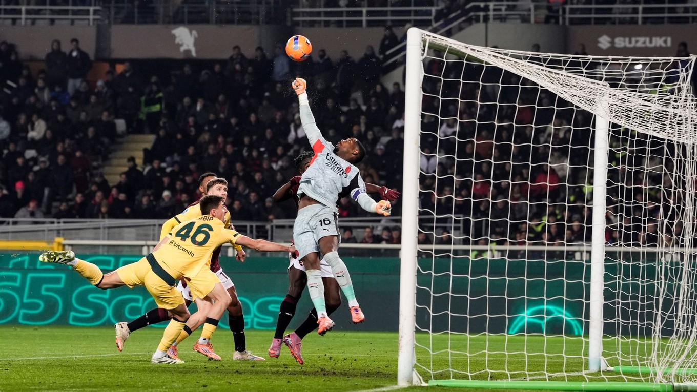 Mike Maignan zachraňuje svoj tím úspešným zákrokom proti FC Turín.