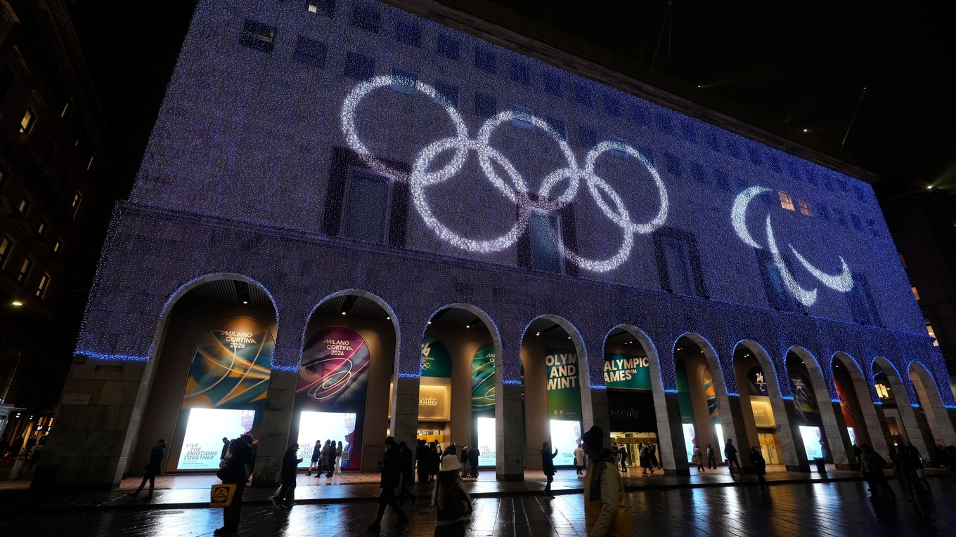 Olympijské kruhy sú premietané na fasádu budovy pred gotickou katedrálou Duomo v Miláne v Taliansku.