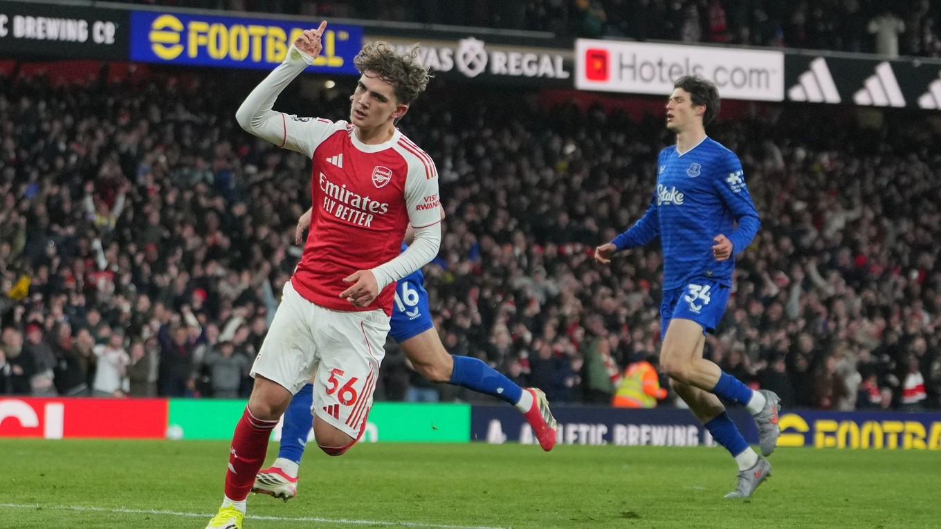 Max Dowman oslavuje gól