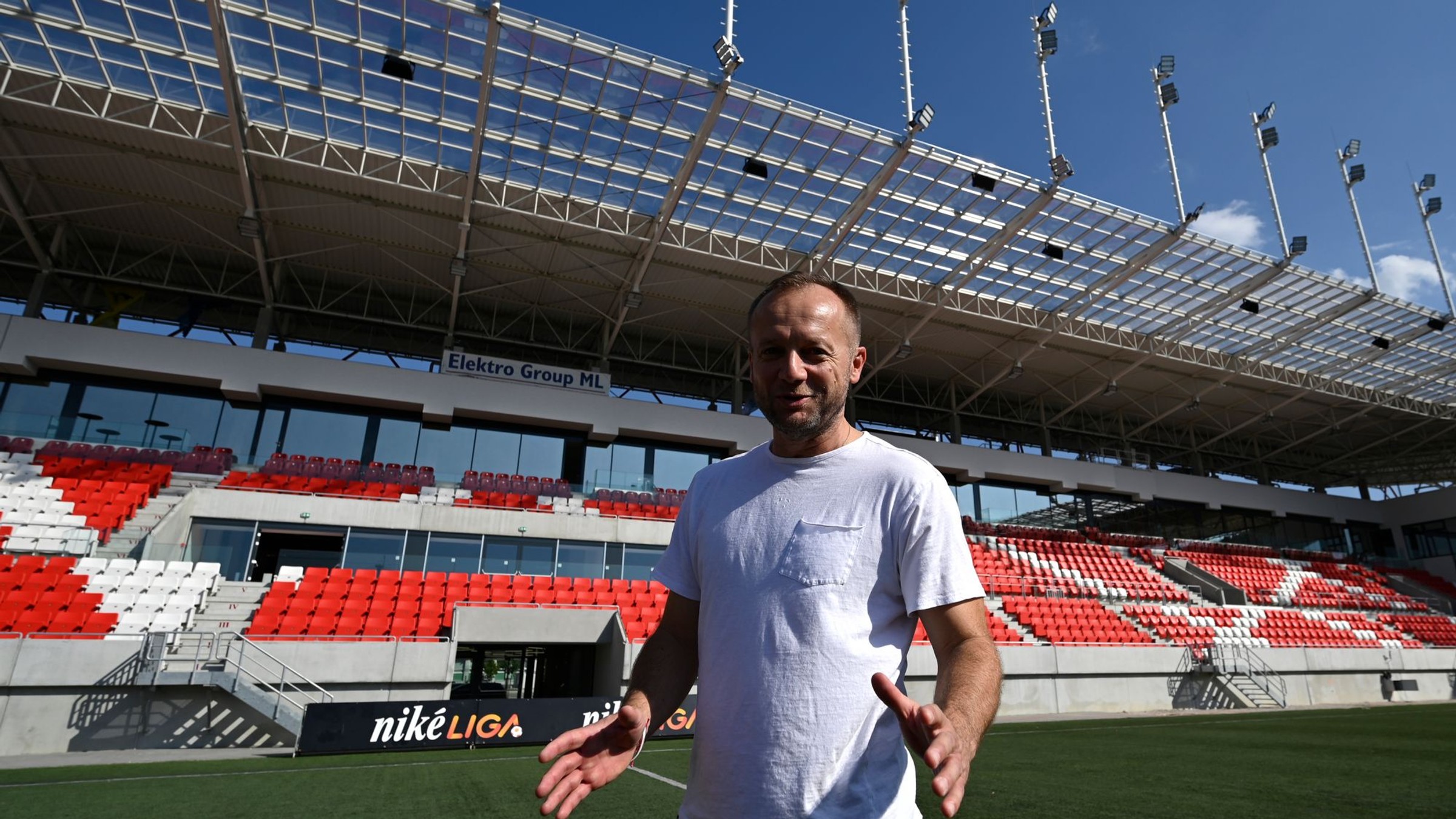 Generálny manažér AS Trenčín Róbert Rybníček stojí pred novou hlavnou tribúnou futbalového štadióna.

