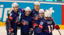 Gólové oslavy tímu USA v zápase s Nemeckom na MS v hokeji 2024.