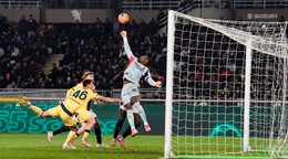 Mike Maignan zachraňuje svoj tím úspešným zákrokom proti FC Turín.