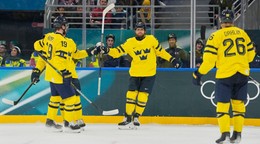 Hokejista Švédska William Nylander (uprostred) sa teší so spoluhráčmi z gólu na ZOH 2026.