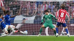 Manchester United inkasuje gól od Atlética Madrid.