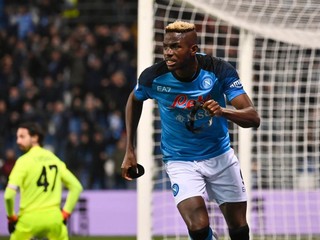 Nigérijský útočník Victor Osimhen strieľa gól v drese SSC Neapol. 