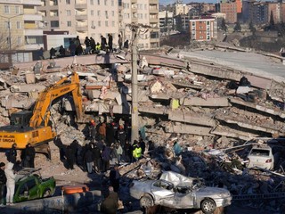 Následky ničivého zemetrasenia s magnitúdou 7,8 v Turecku.