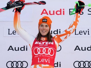 Petra Vlhová a jej víťazné gesto po slalome vo fínskom Levi 2023.
