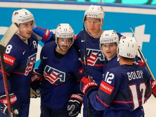 Gólové oslavy tímu USA v zápase s Nemeckom na MS v hokeji 2024.