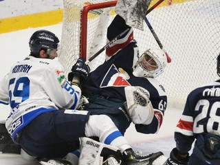 Oldřich Kotvan (vľavo), brankár Patrik Andrisík a Richard Pánik v zápase HK Poprad - HC Slovan Bratislava v 17. kole Tipos extraligy.