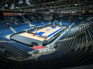 Zimný štadión v Bratislave sa zmenil na basketbalové ihrisko. Odohrá sa tu zápas Slovensko - Španielsko. 