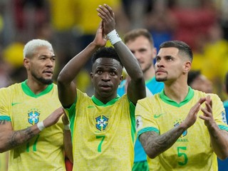 Futbalista Brazílie Vinicius Junior (uprostred) sa teší so spoluhráčmi z výhry