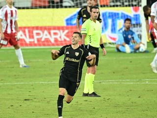 Slovenský futbalový reprezentant v drese Kayserisporu László Bénes sa teší z vyrovnávajúceho gólu na 1:1 v zápase 6. kola najvyššej tureckej ligy.