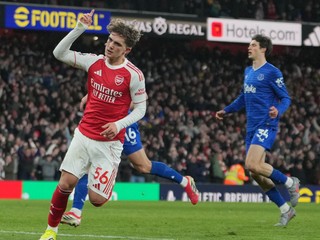 Max Dowman oslavuje gól