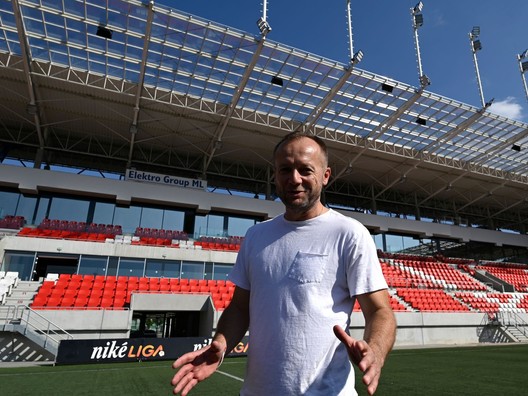 Generálny manažér AS Trenčín Róbert Rybníček stojí pred novou hlavnou tribúnou futbalového štadióna.


