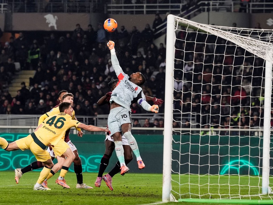 Mike Maignan zachraňuje svoj tím úspešným zákrokom proti FC Turín.