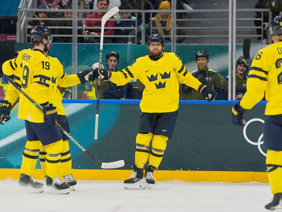 Hokejista Švédska William Nylander (uprostred) sa teší so spoluhráčmi z gólu na ZOH 2026.