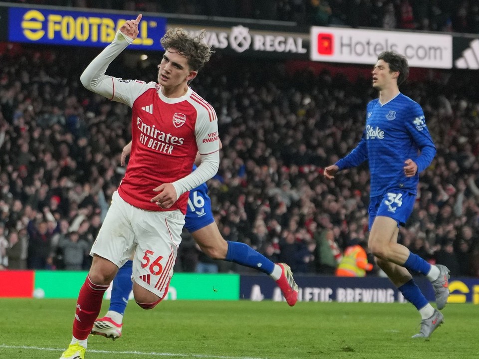 Max Dowman oslavuje gól