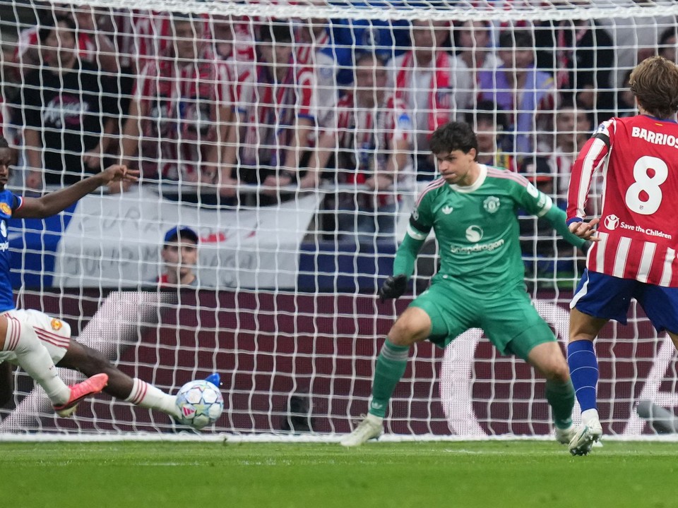 Manchester United inkasuje gól od Atlética Madrid.