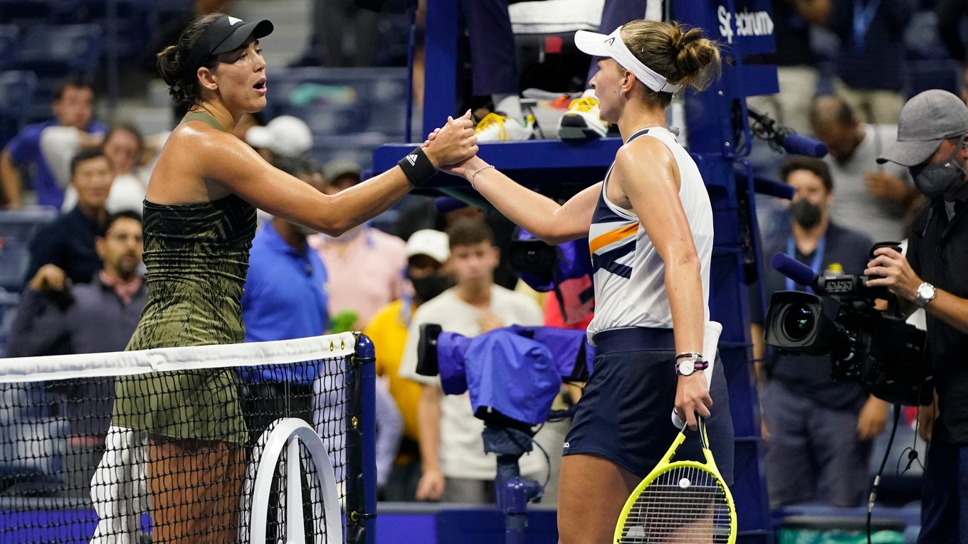 Garbine Muguruzová (vľavo) a Barbora Krejčíková po zápase na US Open 2021. 