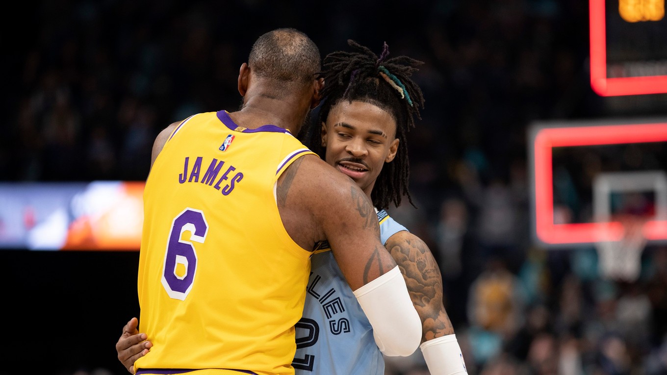 Basketbalista Ja Morant v objatí s LeBronom Jamesom.