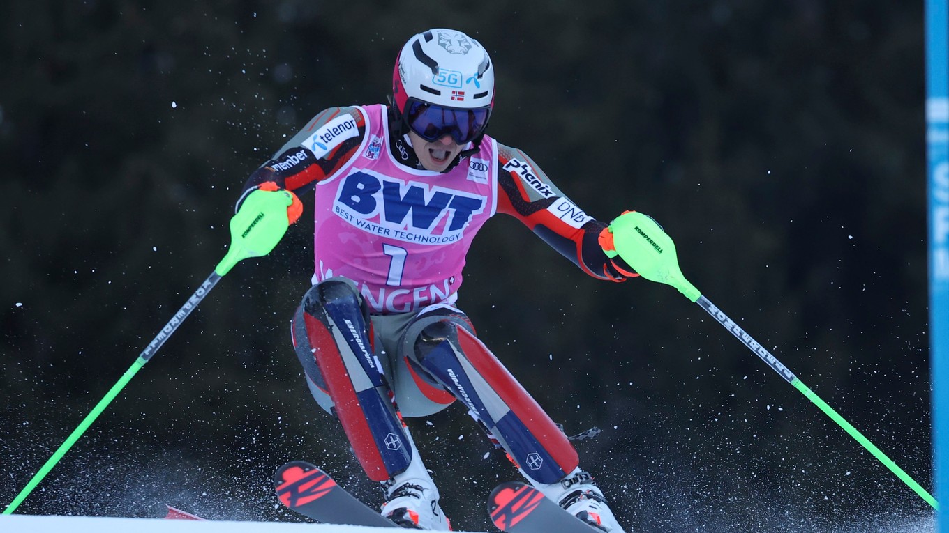 Nórsky lyžiar Henrik Kristoffersen počas slalomu vo Wengene.