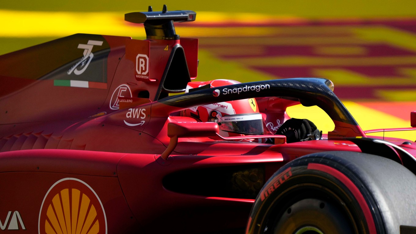 Monacký pretekár F1 Charles Leclerc. 