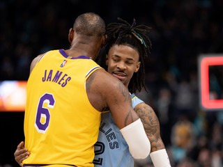 Basketbalista Ja Morant v objatí s LeBronom Jamesom.