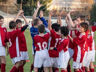 Mladí futbalisti na ilustračnej fotografii. 