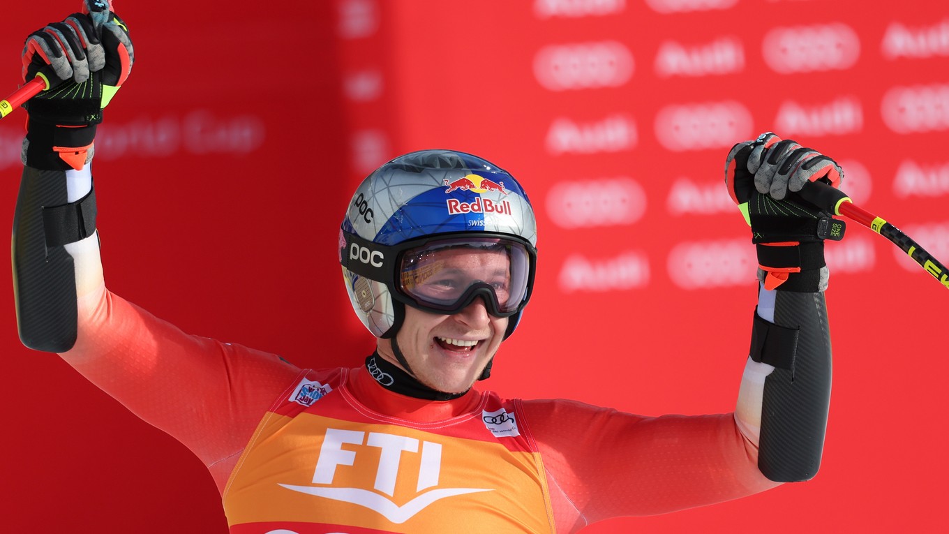 Švajčiarsky lyžiar Marco Odermatt sa teší v cieli pretekov super-G mužov vo Svetovom pohári v alpskom lyžovaní v talianskom stredisku Bormio.