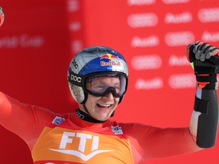 Švajčiarsky lyžiar Marco Odermatt sa teší v cieli pretekov super-G mužov vo Svetovom pohári v alpskom lyžovaní v talianskom stredisku Bormio.