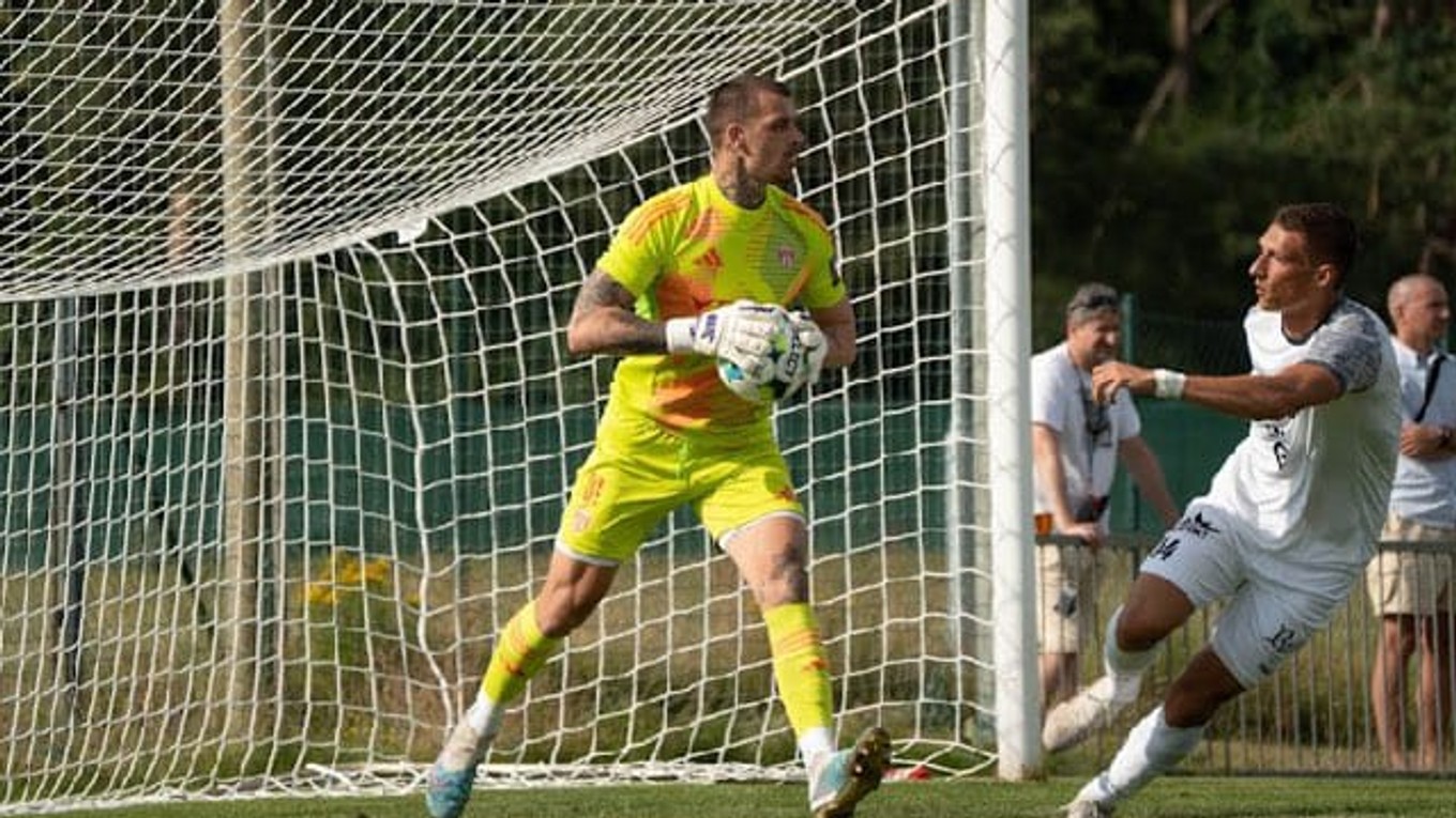 Brankár Erik Riška.