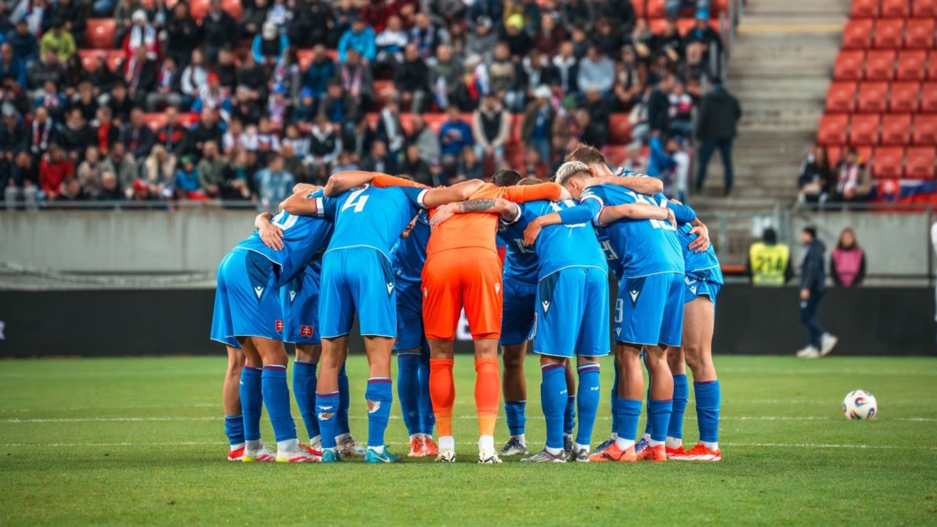 Slovenskí futbalisti pred zápasom proti Luxembursku.