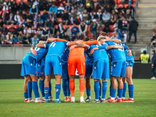 Slovenskí futbalisti pred zápasom proti Luxembursku.