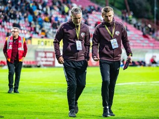 Tréneri Podbrezovej. Vľavo hlavný Roman Skuhravý a vedľa neho asistent Štefan Markulík.