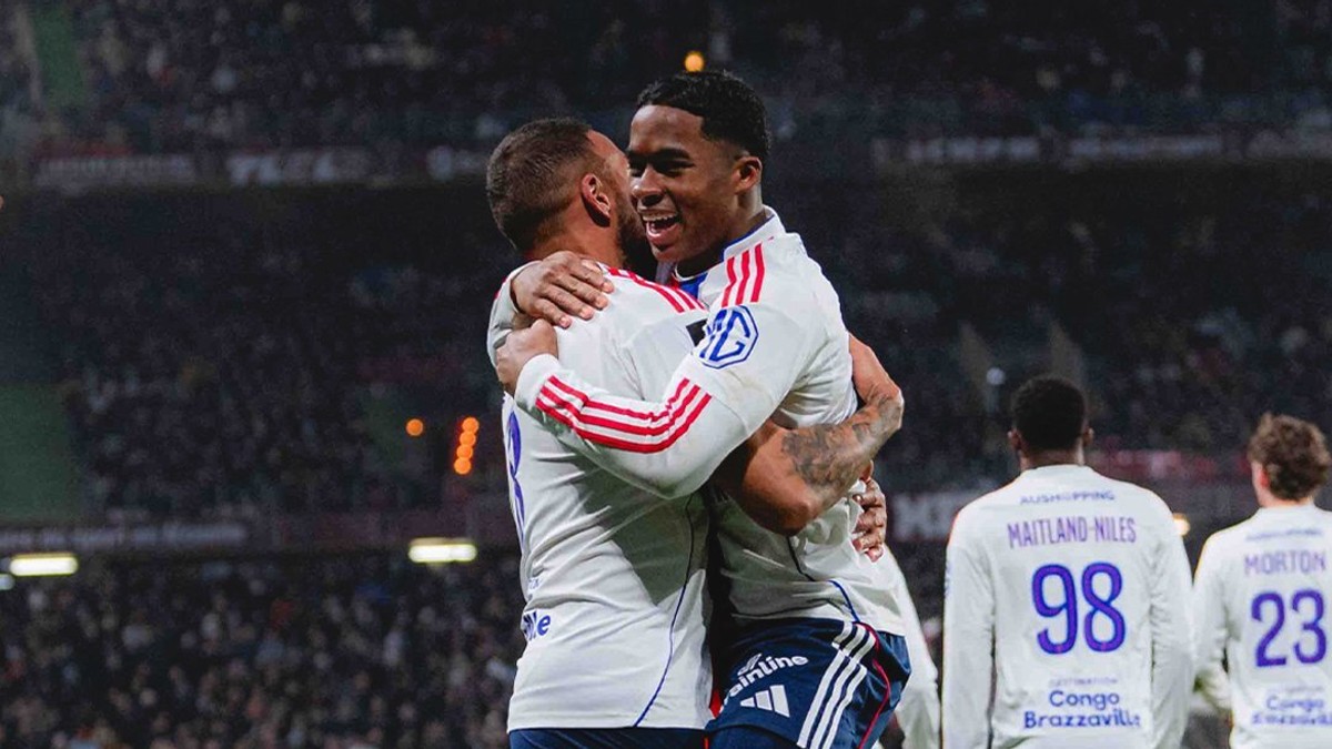 Endrick oslavuje gól v drese Lyonu.