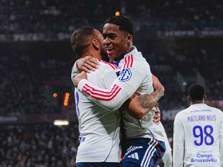 Endrick oslavuje gól v drese Lyonu.