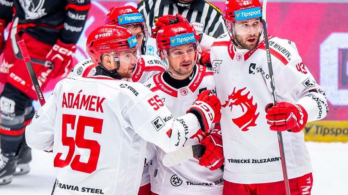 Libor Hudáček (v strede) oslavuje gól so spoluhráčmi