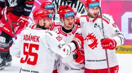 Libor Hudáček (v strede) oslavuje gól so spoluhráčmi