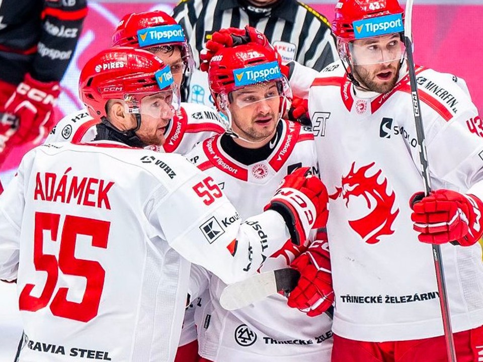 Libor Hudáček (v strede) oslavuje gól so spoluhráčmi