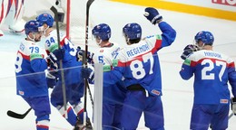 Slovenskí hokejisti oslavujú gól na MS v hokeji 2023.