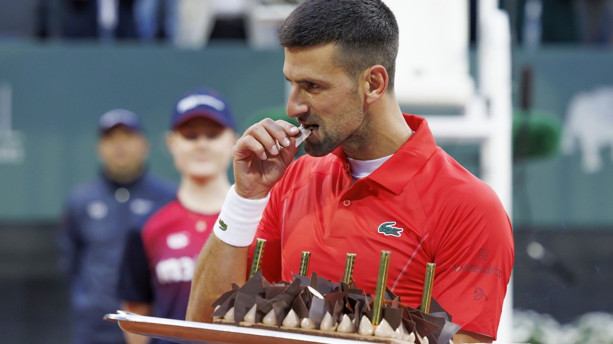 Novak Djokovič s tortou k 37. narodeninám po víťazstve v 2. kole turnaja ATP v Ženeve 2024.
