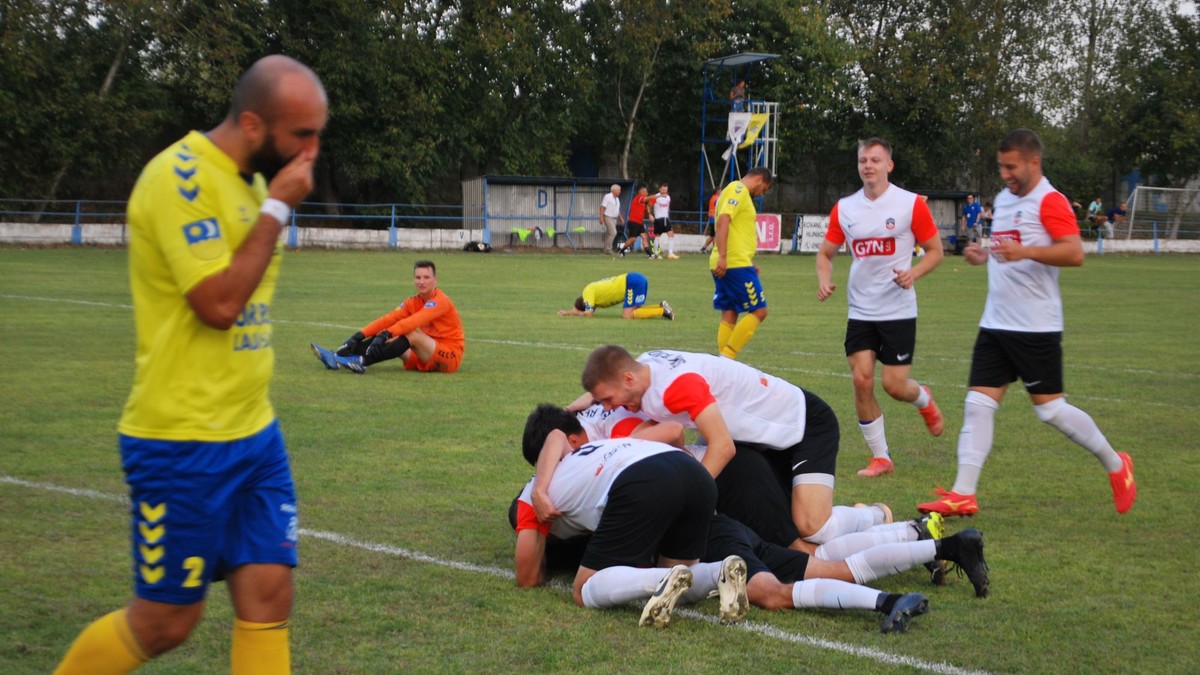 Rozhodujúci moment zápasu Bešeňov - Šahy (3:2), domáci naskákali na autora víťazného gólu, ktorým bol Eva Kayembe.