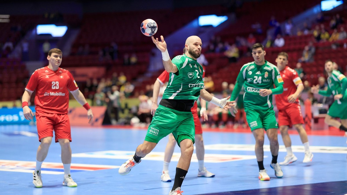 Maďarský hádzanár Adrian Sipos v zápase proti Švajčiarsku.